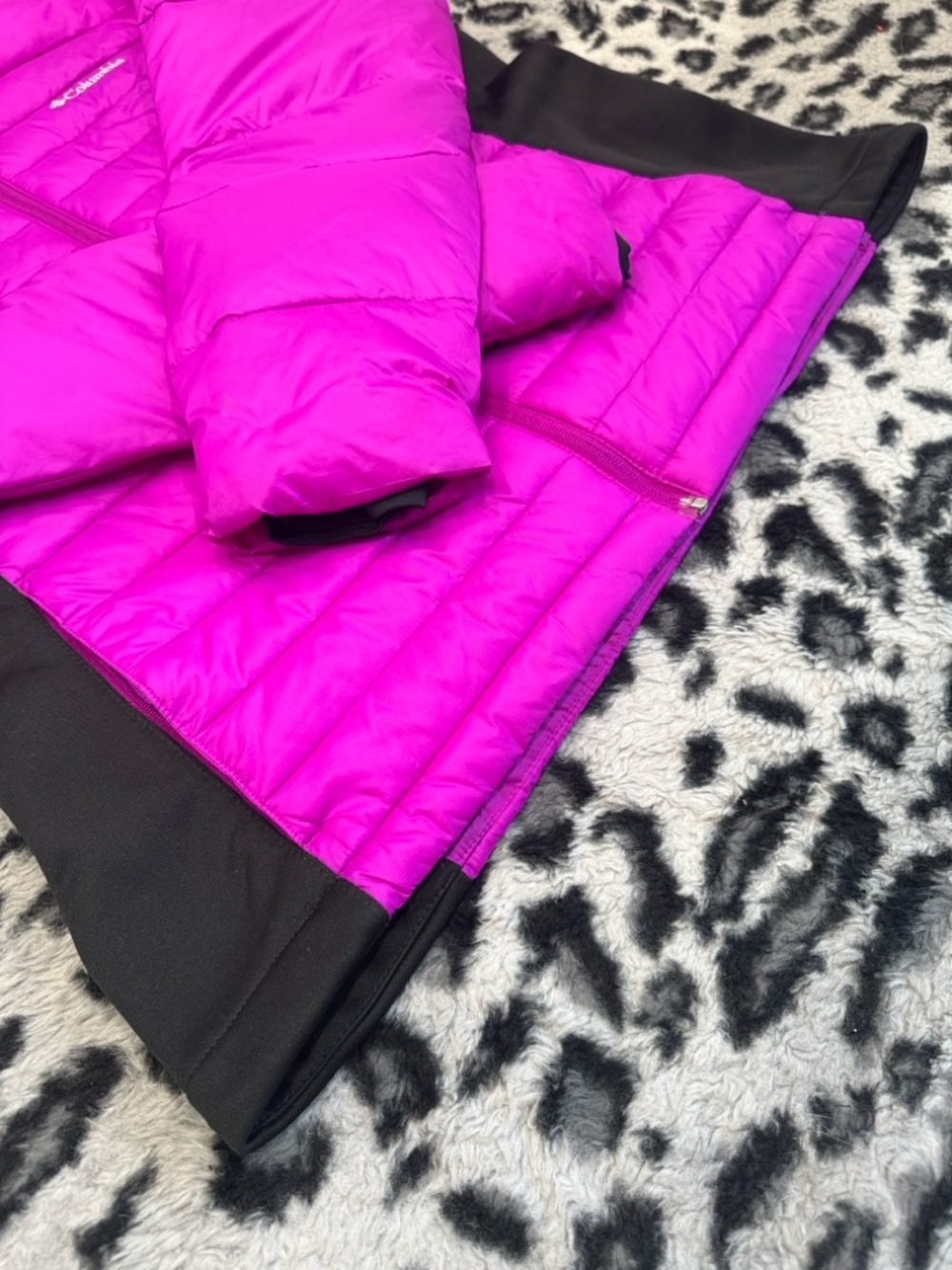 Columbia Women's Magenta Powder Pillow Hybrid Jacket - Picture 4 of 5